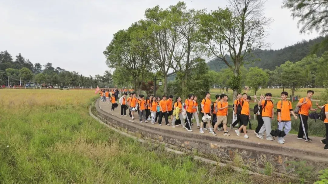 五一假期近30万人赴韶纪念毛主席，二十余所高校大学生参与其中